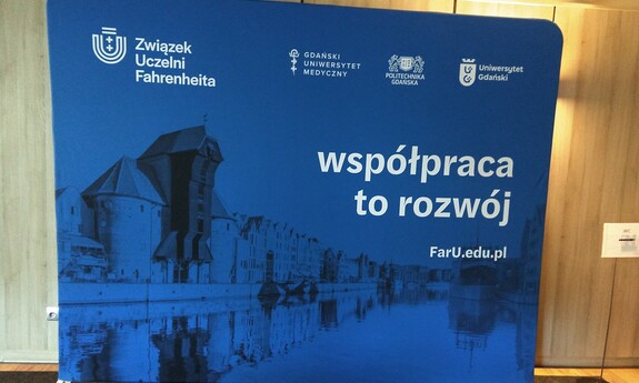 Rollup promocyjny Związek Uczelni Fahrenheita, trzech uczelni:  Gdańskiego Uniwersytetu Medycznego, Politechniki Gdańskiej oraz Uniwersytetu Gdańskiego.