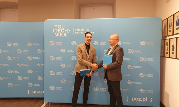 Panowie: dr hab. inż. Rafał Kobyłecki, prof. PCz - Prorektor ds. rozwoju oraz Kamil Mrochenia - członek zarządu Limak sp. z o.o. sp. k. prezentują podpisaną umowę