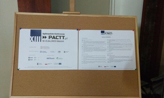 Tablica informacyjna z agendą Konferencji PACTT.